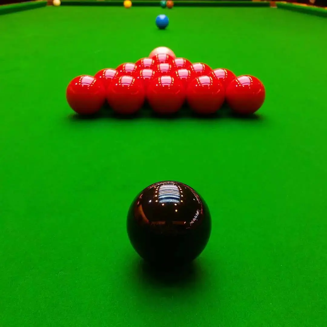 2023斯诺克苏格兰公开赛：中国小将马海龙对决泰国悍将塔猜亚，谁能在这场“台球哲学”的较量中胜出？